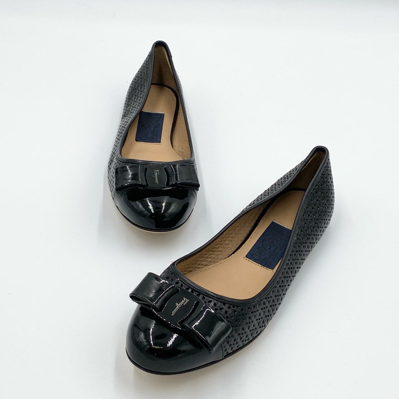 1i4 《未使用》 Salvatore Ferragamo サルヴァトーレフェラガモ VARA ヴァラ パンチング加工 フラットシューズ 7 1/2 ブラック レザー バレエ イタリア製 女性靴t18r
