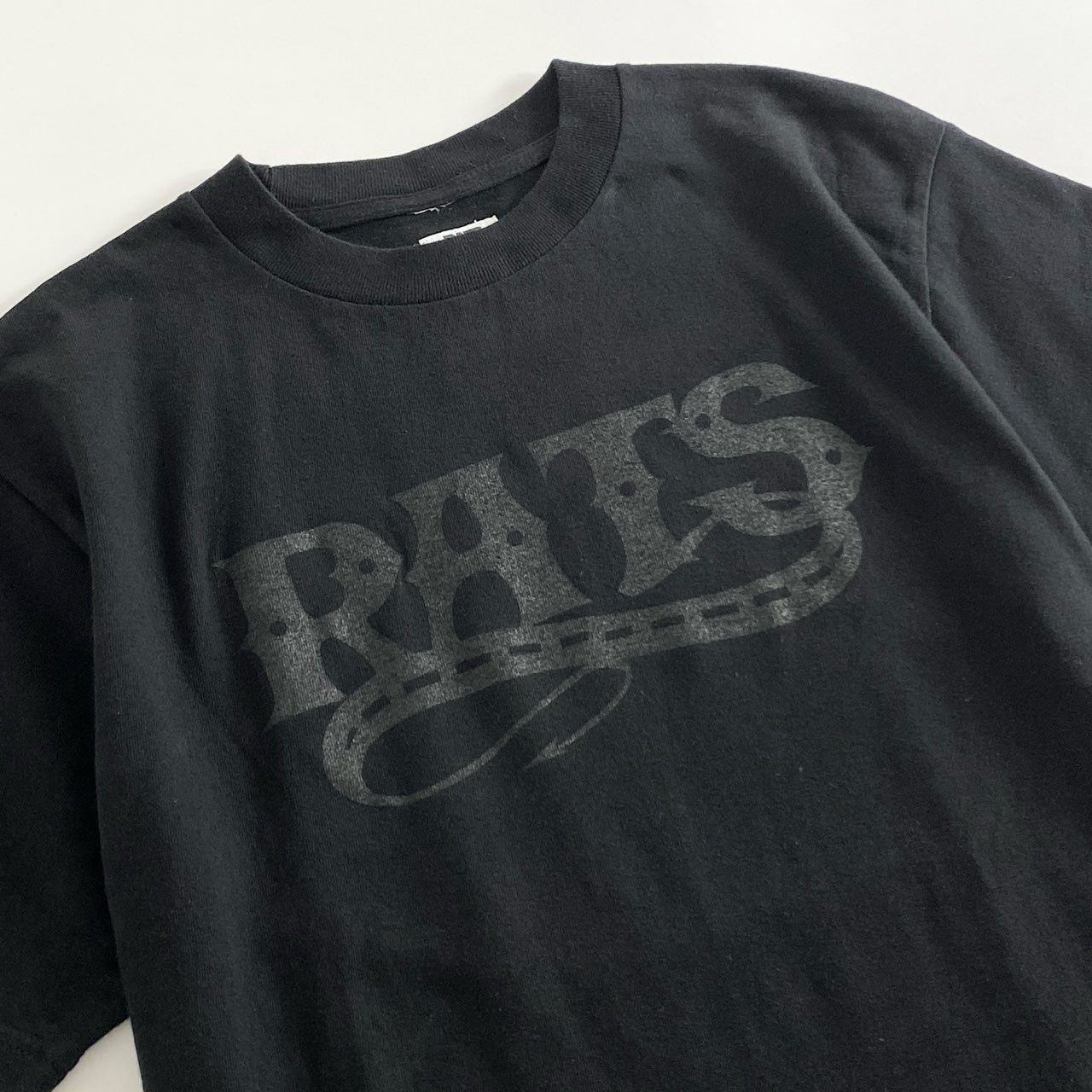 59g26 RATS ラッツ クルーネック Tシャツ 半袖カットソー ショートスリーブ ロゴプリント トップス ブラック
