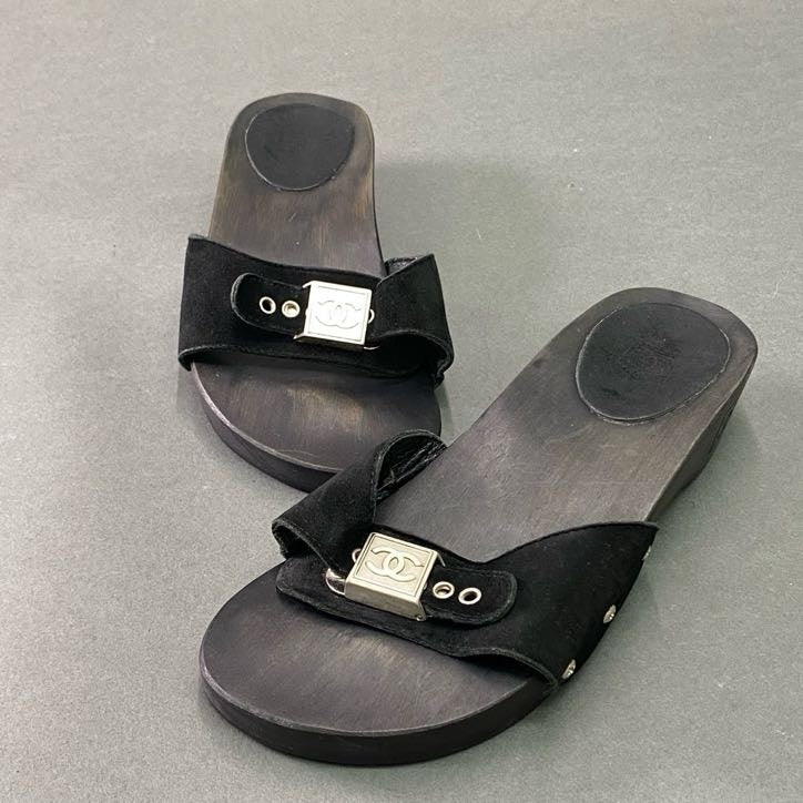 4f4 《美品》 CHANEL シャネル ココマーク メタルバックル ウッドサンダル 37 ブラック レザー シューズ 夏