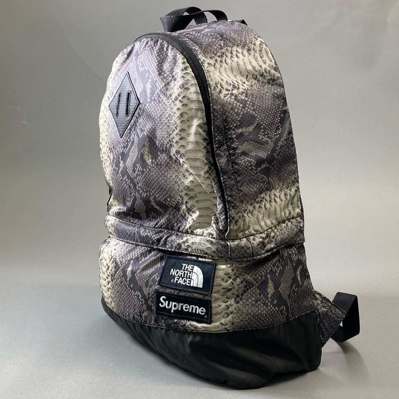 Bi18 Supreme シュプリーム × THE NORTH FACE ノースフェイス スネークスキン リュックサック グレー ブラック パイソンプリント ヘビ柄 ライトウェイトデイパック カバンt18r