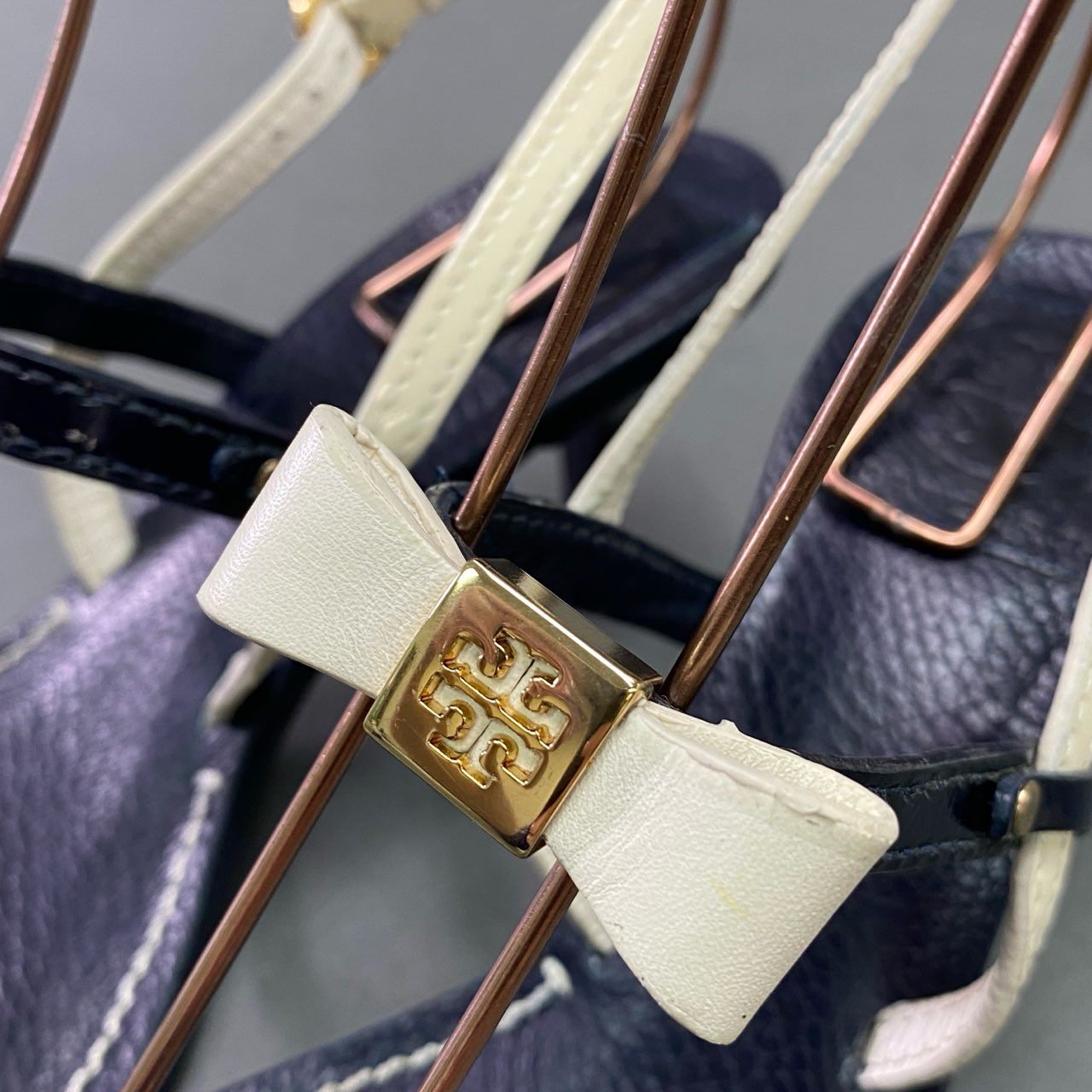5c21 TORY BURCH トリーバーチ アンクルストラップリボンサンダル 6M ホワイト ネイビー レザー シューズ 夏