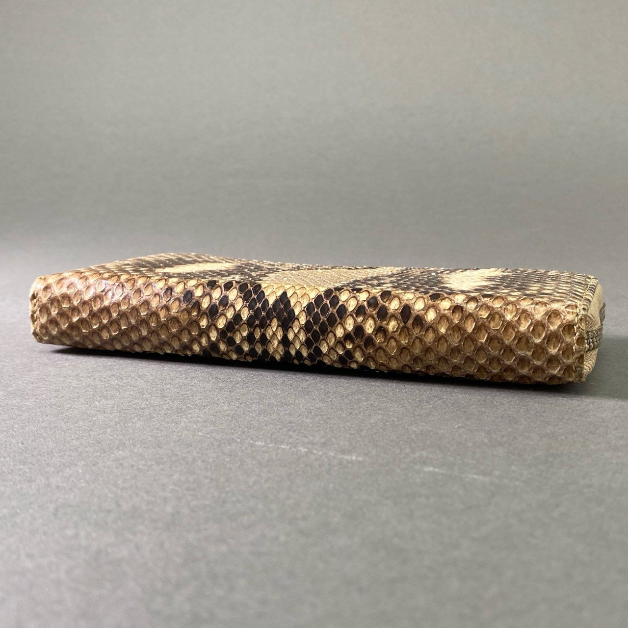 a27 GARRA ガラ ダイヤモンドパイソン 長財布 ラウンドファスナー ヘビ革 ロングウォレット LONG WALLET ベージュ ブラウン レザー ヘビ革
