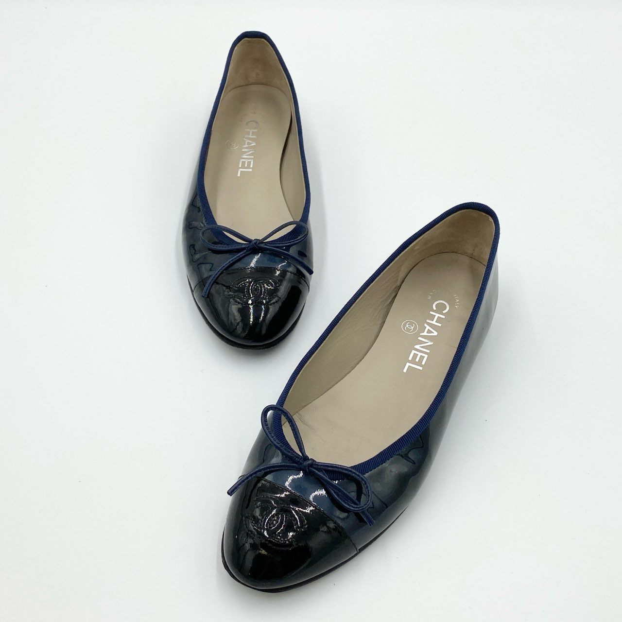 1i4 CHANEL シャネル エナメル バレエシューズ G02819 36 1/2 ブラック ダークブルー パテントレザー フラットパンプス バレリーナ ココマークt18r