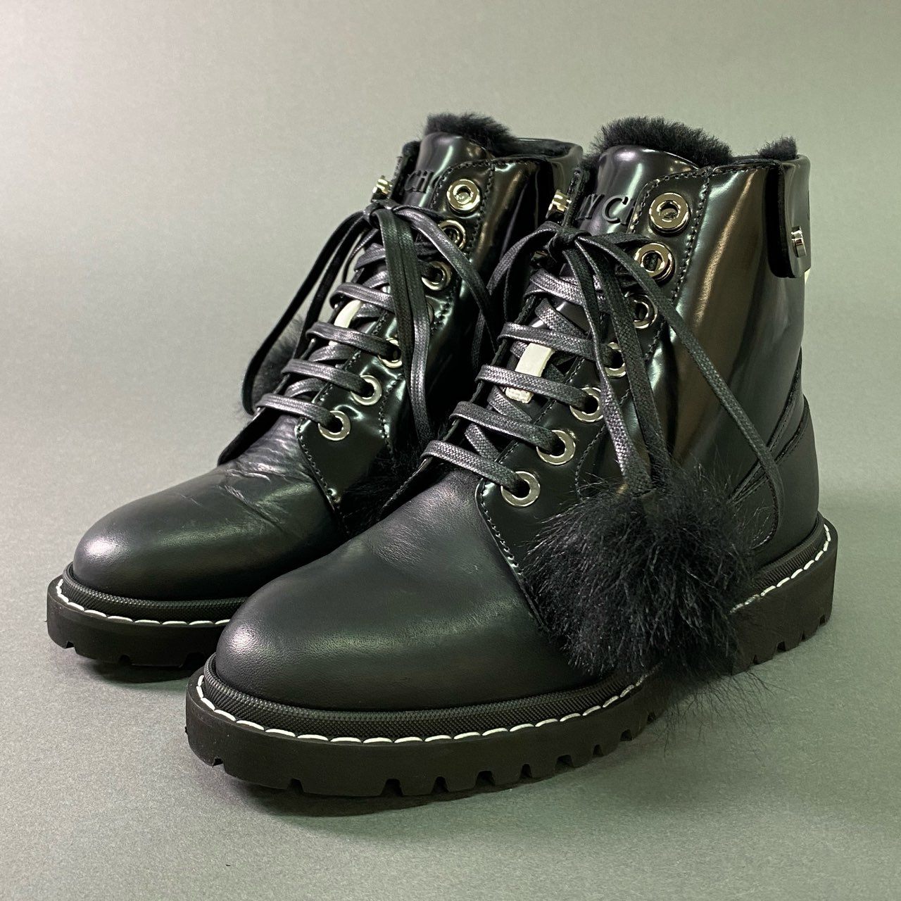 2j25 定価¥246,000 JIMMY CHOO ジミーチュウ Voyager Boots ボヤージャー ブーツ 36 1/2 ブラック レザー ボンボリ ボア ファー シューズ イタリア製