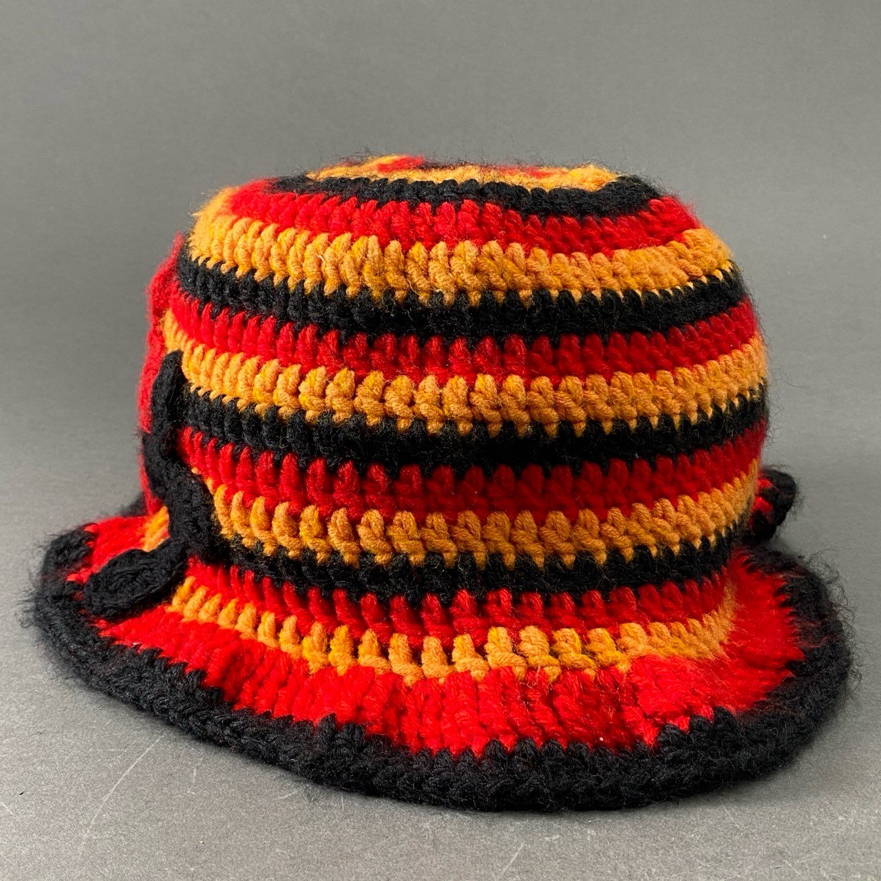 4e14 Y.A.R.N ヤーン ニット素材 バケットハット 3Dクロス刺繍 帽子 ヘッドウェア レッド オレンジ ブラック