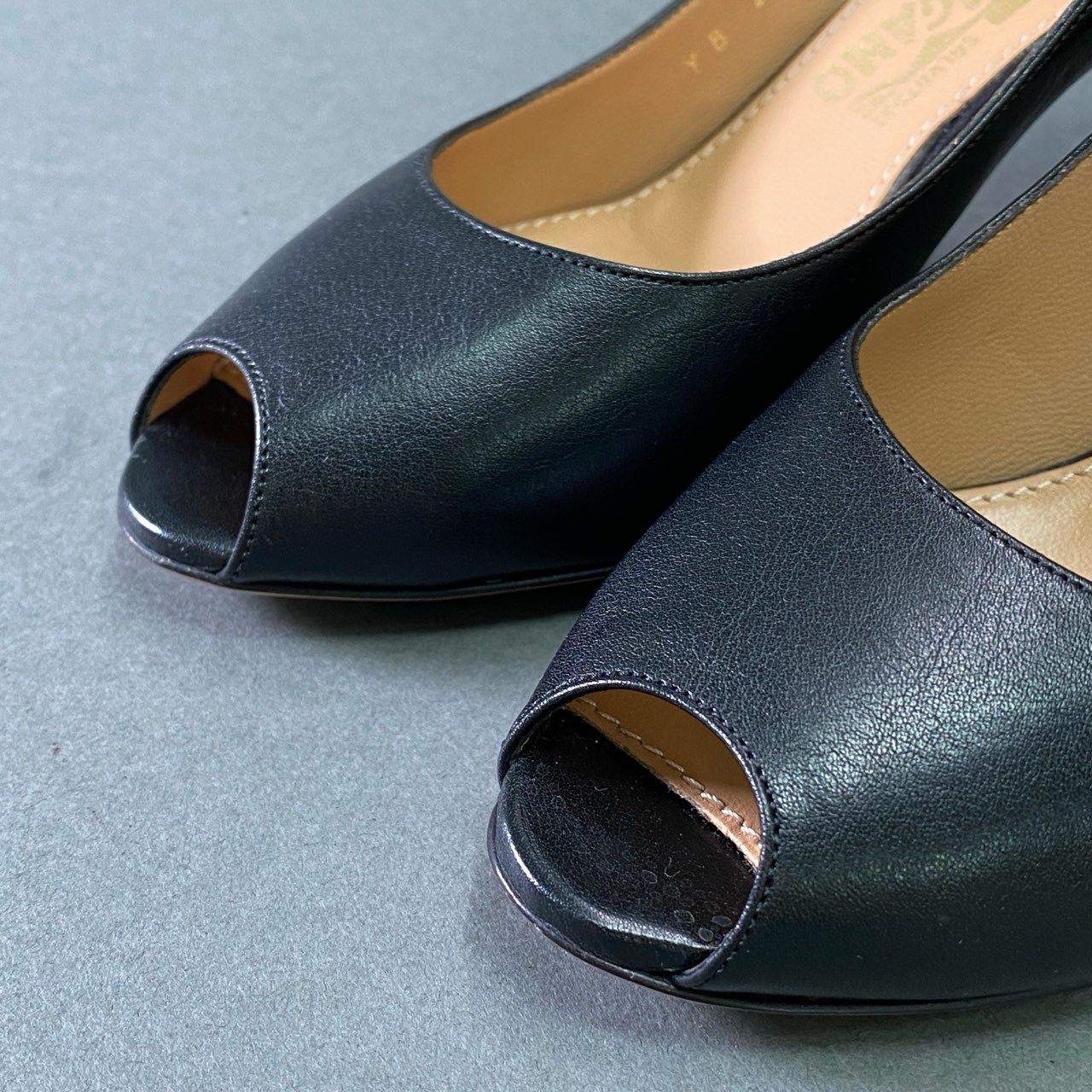 5f8 《美品》 Salvatore Ferragamo サルヴァトーレ フェラガモ バックプル レザー オープントゥ パンプス 5 1/2 ブラック leather サンダル シューズ イタリア製 保存袋付き