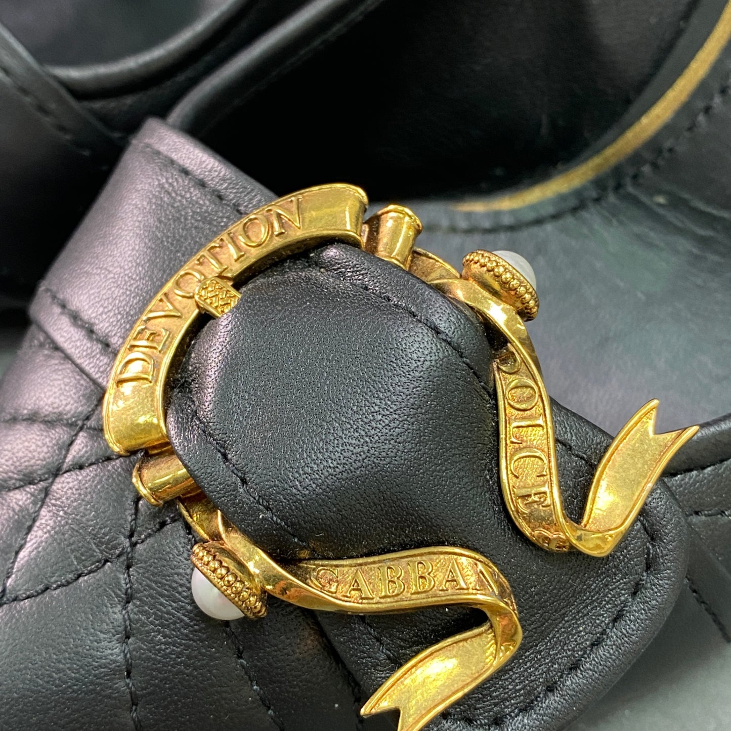 1g9 《美品》 DOLCE&GABBANA ドルチェアンドガッバーナ Pearl Devotion バックルパンプス 36 ブラック レザー ゴールド金具 シューズ D&G ドルガバ