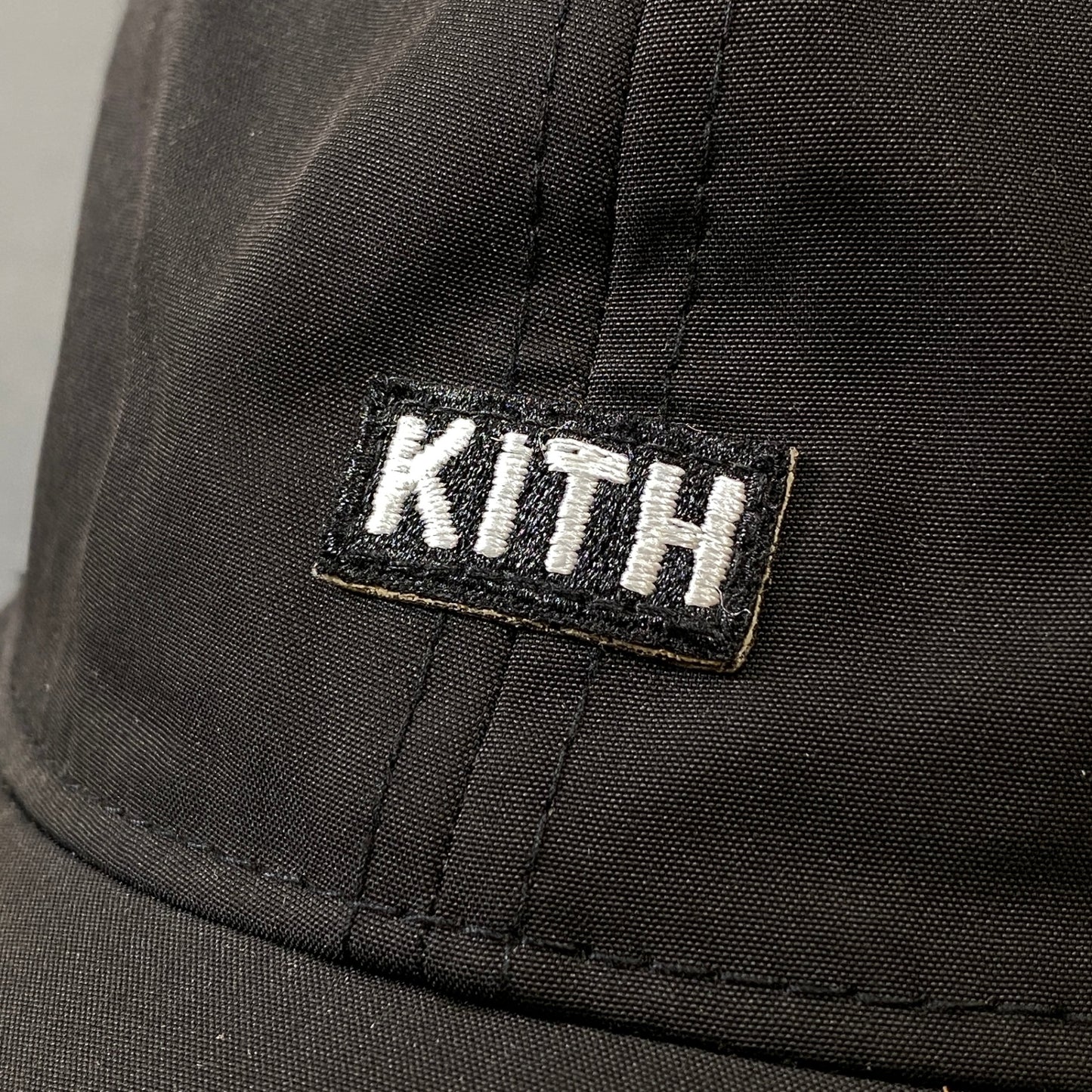 g29 KITH キス ロゴ刺繍 ベースボールキャップ 帽子 ヘッドウェア サイズ調節可 ブラック コットン メンズk02i