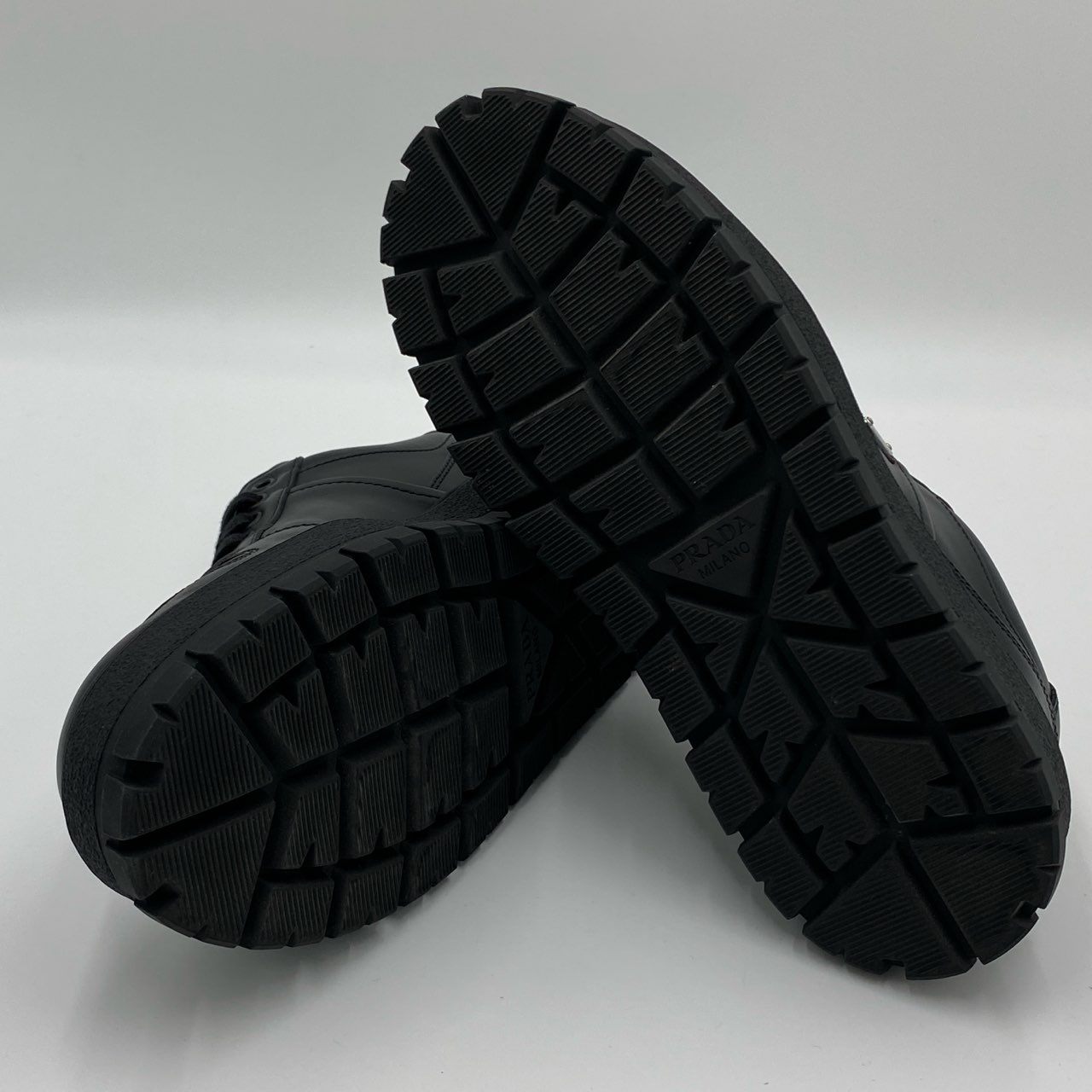 1h20《極美品》 PRADA プラダ レザースニーカー ローカット シューズ トライアングルロゴ 2EG452 サイズ7 ブラック レザー メンズk02i