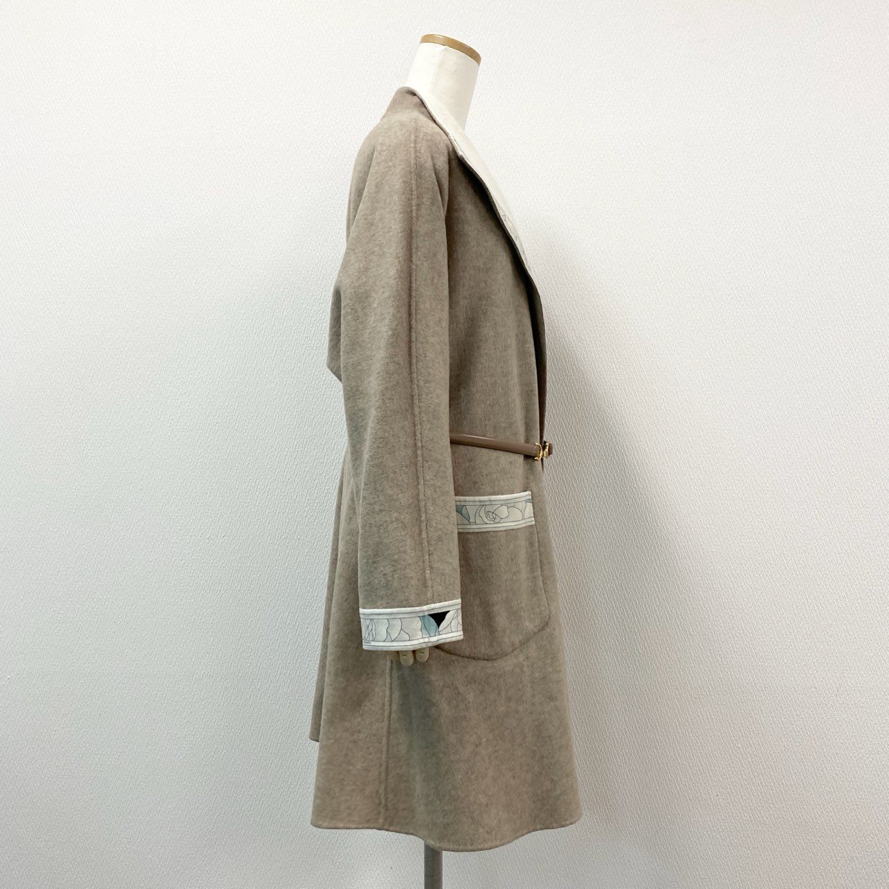 42h22《美品》 LEONARD レオナール ベルト付き リバーシブル ウールコート 0368551 38 オフホワイト ベージュ 近年モデル 美しい花柄プリント 日本製t18r