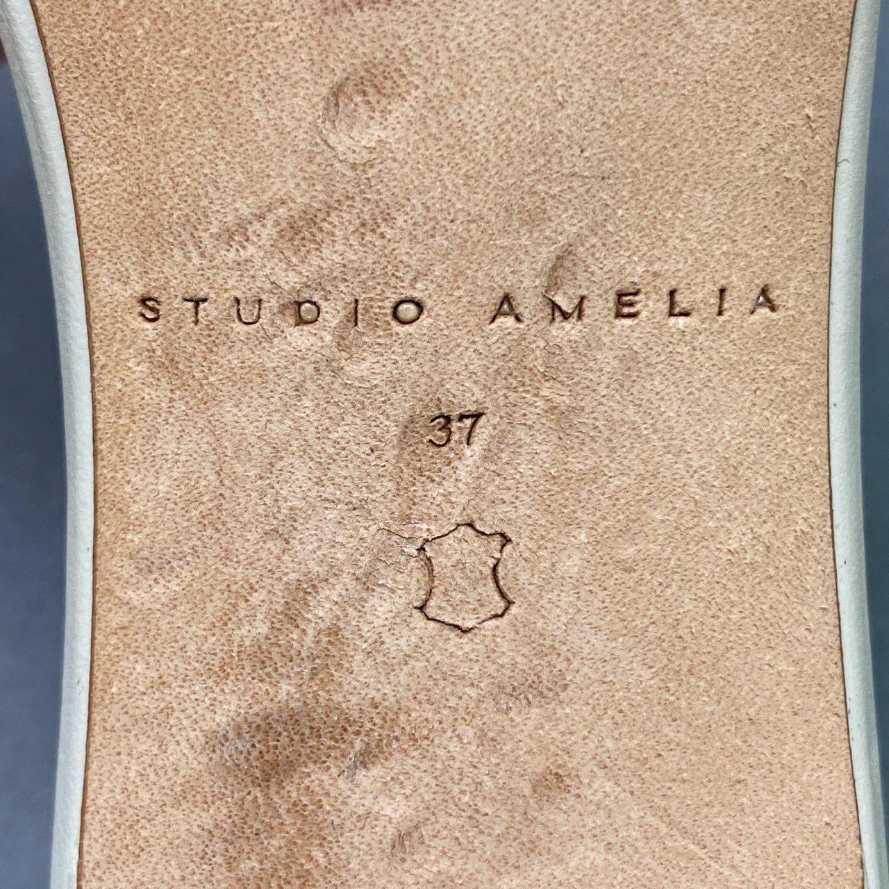 1e26 《美品》定価¥53.900 STUDIO AMELIA スタジオアメリア TWISTED FRONT SANDAL ツイステッドサンダル 23.5cm ホワイトベージュ レザー シューズ 夏