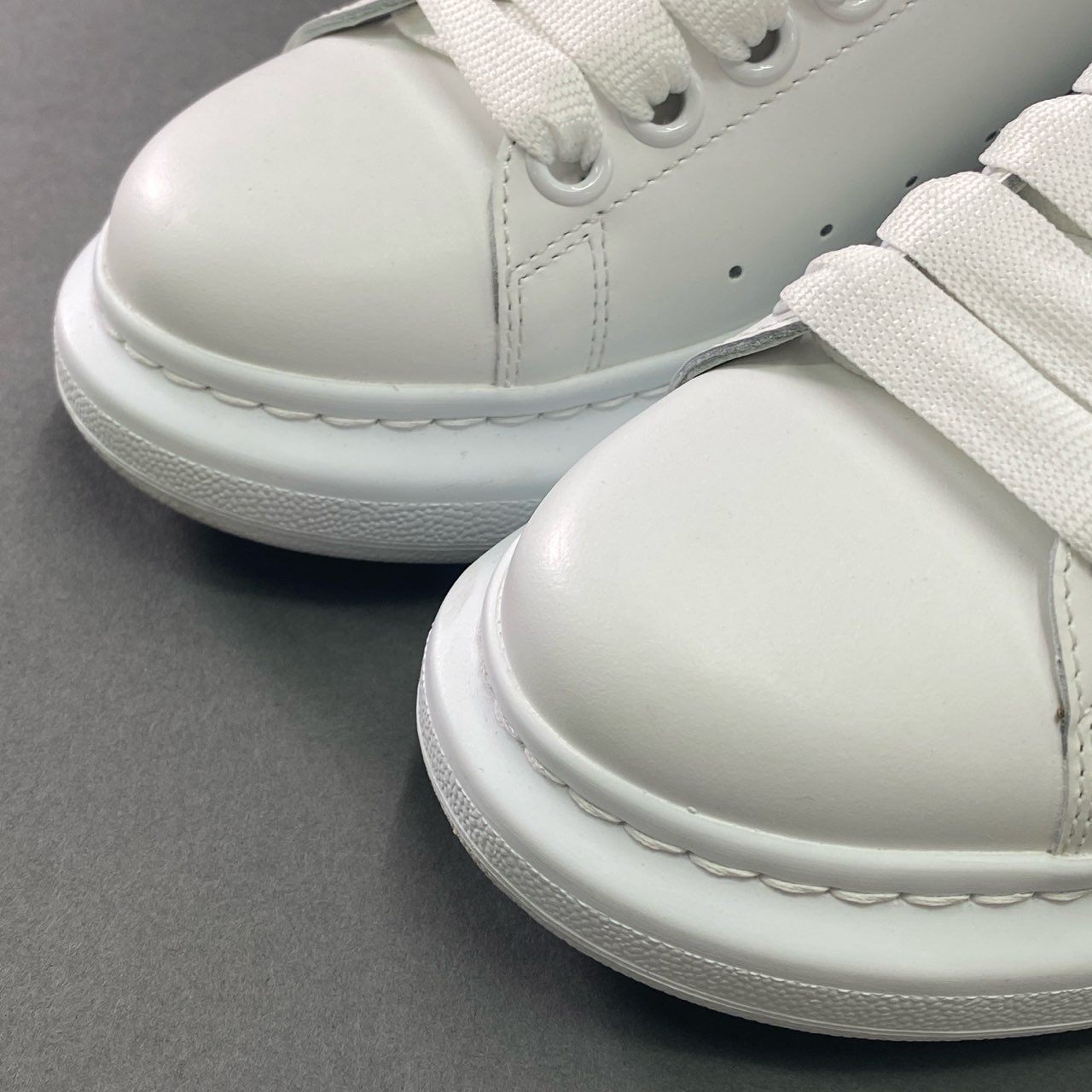 8c6 ALEXANDER MCQUEEN アレキサンダーマックイーン ローカットスニーカー シューズ ロゴプリント オーバーサイズ 36 1/2 ホワイト レザー