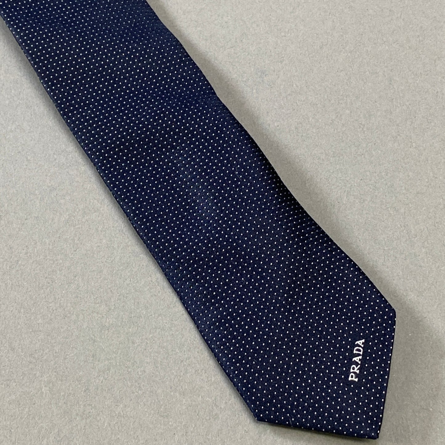 h9 PRADA プラダ ドット柄 ネクタイ 服飾小物 ビジネス◎ セレモニー◎ ロゴ刺繍 ネイビー メンズk02i