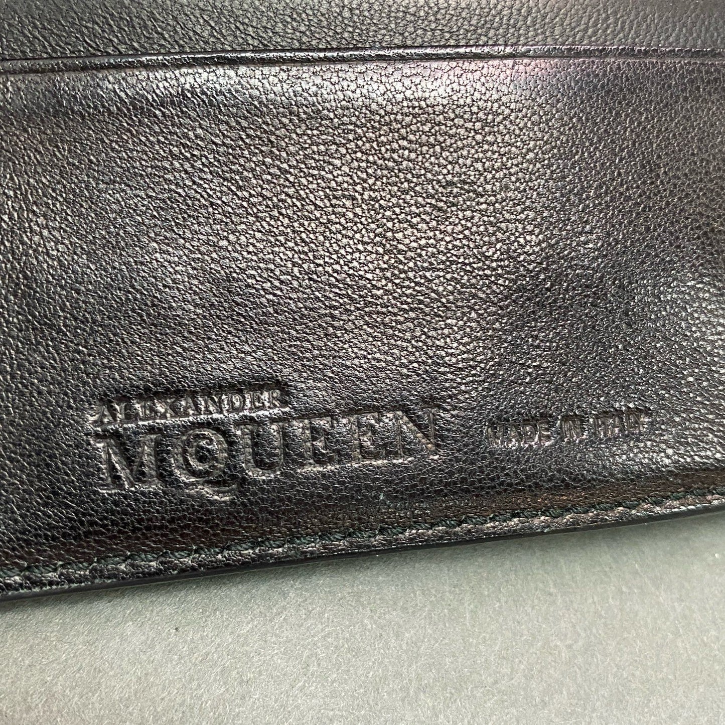 e8 ALEXANDER MCQUEEN アレキサンダー マックイーン エナメル 型押し スカルショートウォレット ブラック パテントレザー カラーストーン 骸骨 財布 イタリア製