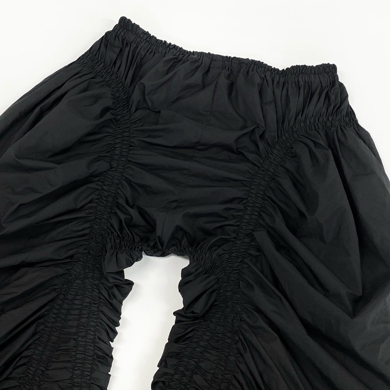 82f24 ISSEY MIYAKE イッセイミヤケ シャーリングギャザーパンツ 変形 ボトムス 日本製 ウエストゴム IM03FF576 2 ブラック メンズ