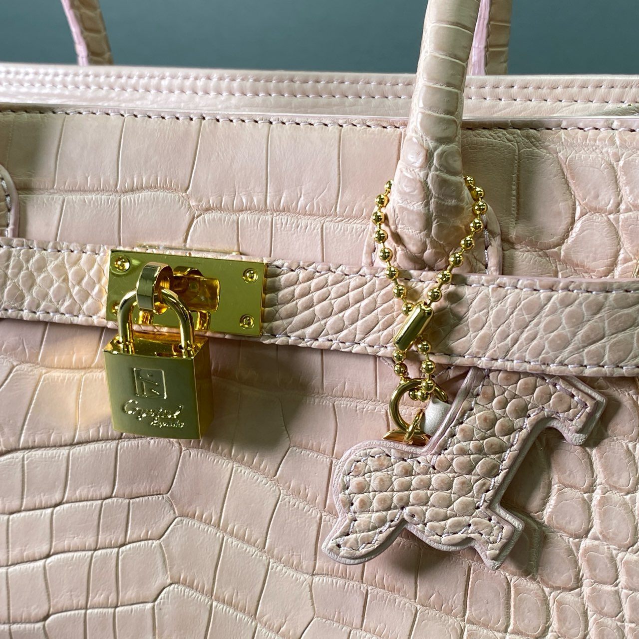 De18 【美品】 LEATHER JUWELS Crystal Reptiles レザージュエルズ ピンク クロコダイルレザー わんちゃんチャーム付き ハンドバッグ ピンク レディース 女性用 鞄