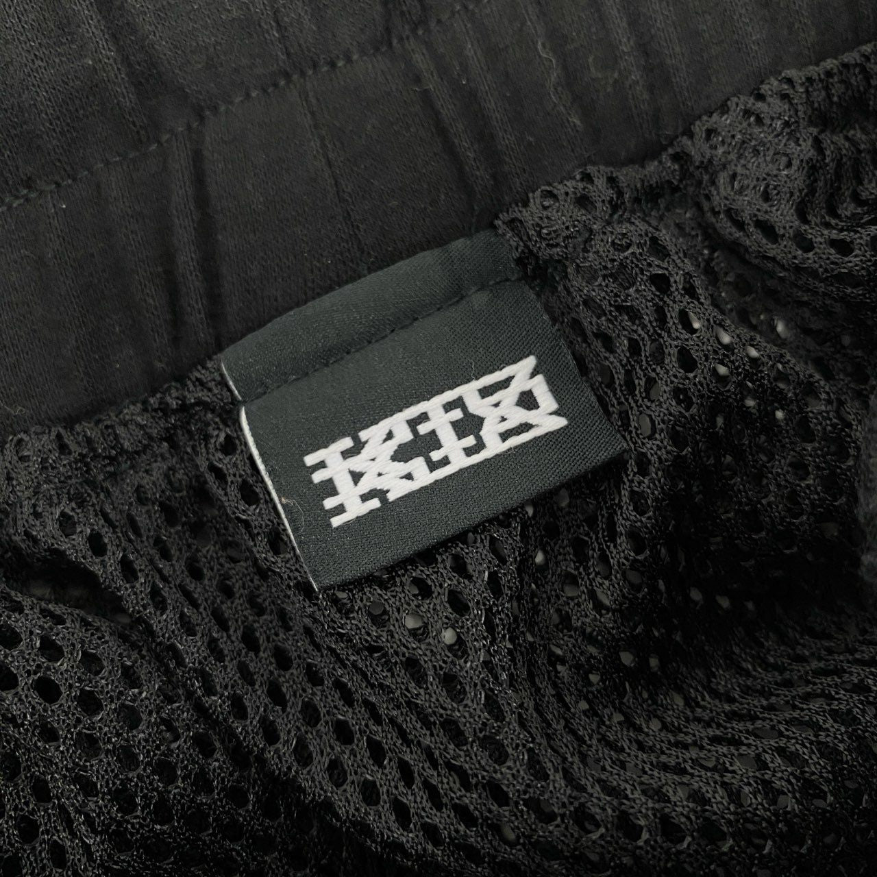 72j15 KTZ ケーティーゼット 刺繍メッシュパンツ ボトム パンツ Mサイズ ブラック ホワイト メンズu02t
