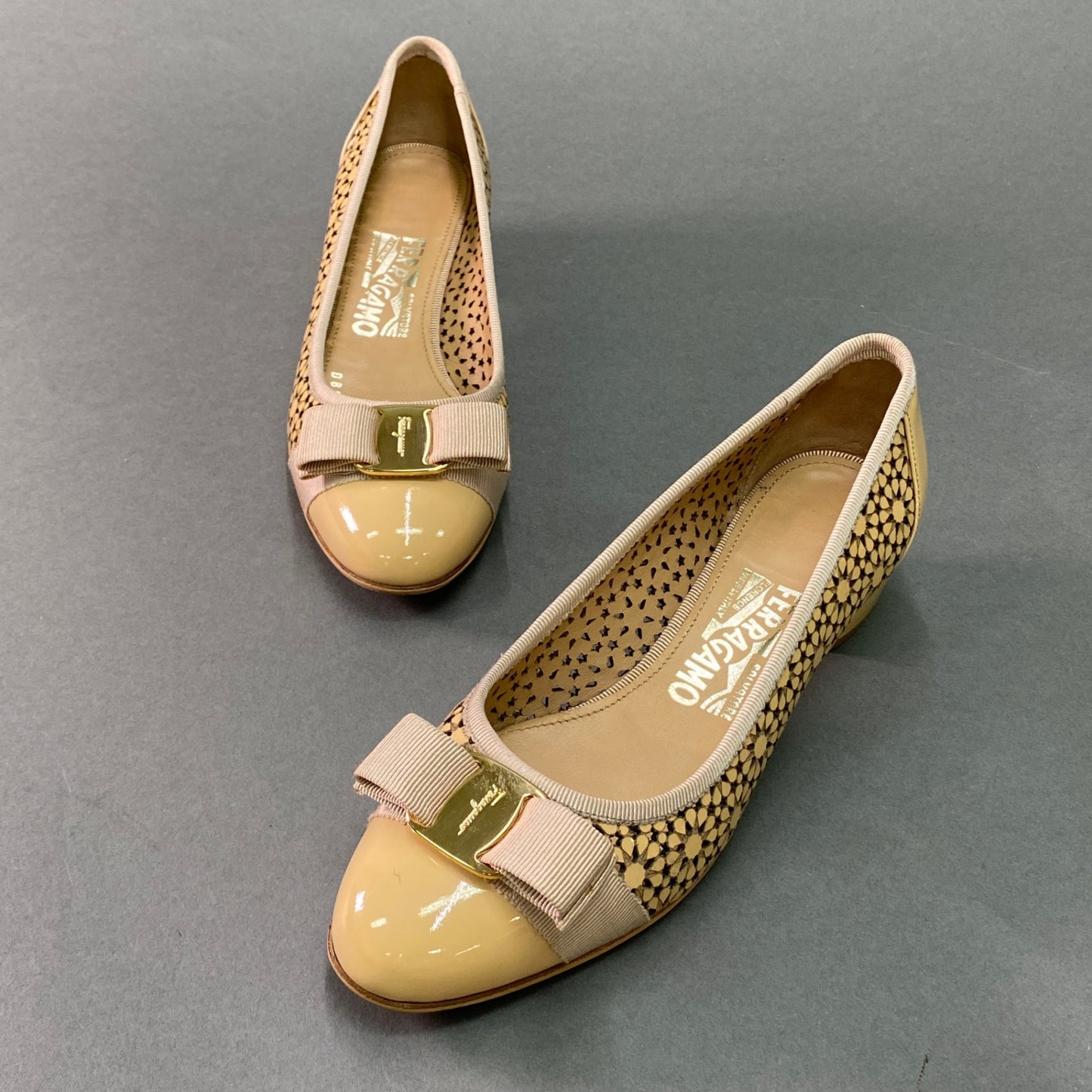 g29《美品》 Salvatore Ferragamo サルヴァトーレ フェラガモ SUSETTE VARA ヴァラリボン フラワーパンプス 6 1/2 ベージュ レザー シューズ 箱 保存袋有t18r