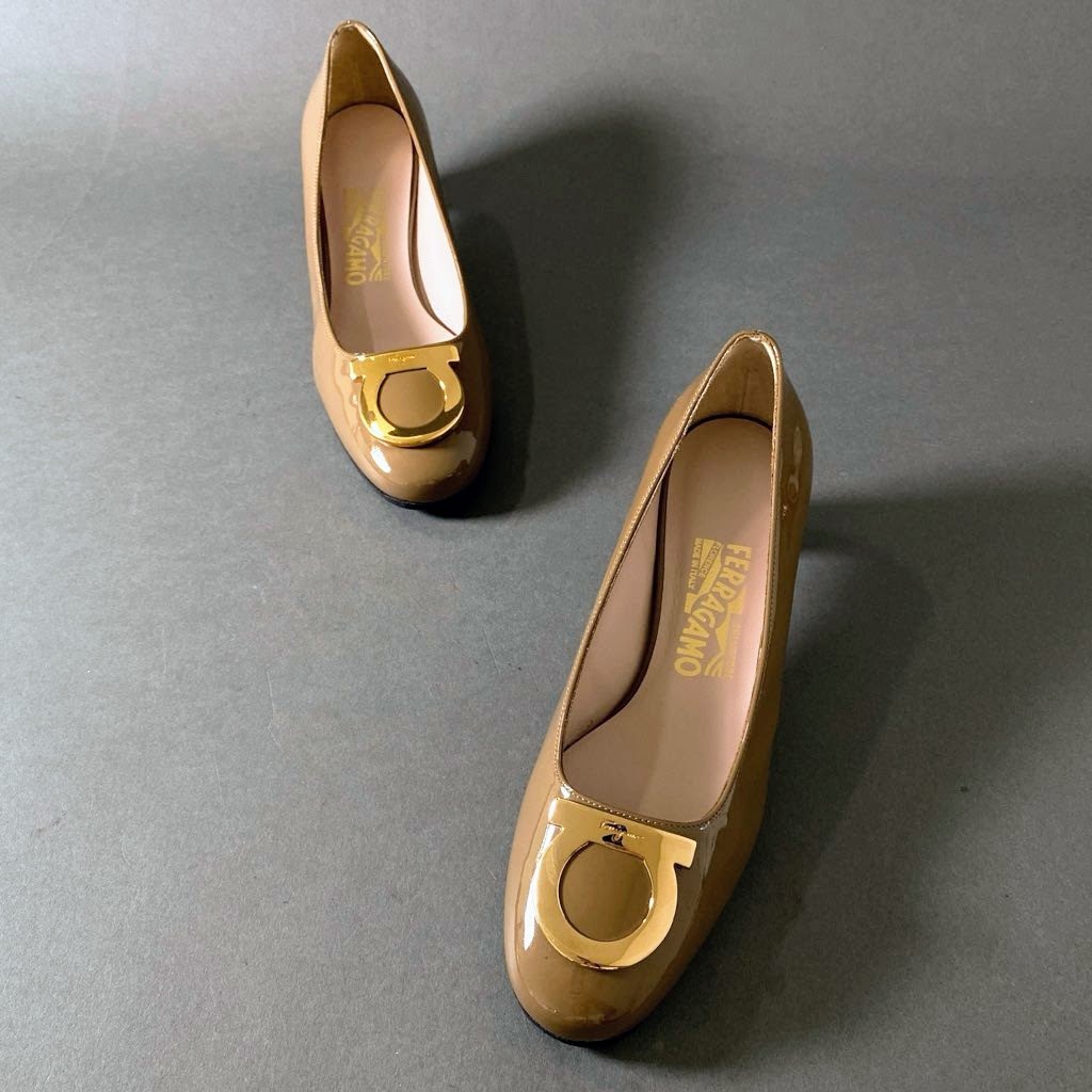 3g15 Salvatore Ferragamo サルヴァトーレフェラガモ ガンチーニ ゴールド金具 パンプス 6サイズD ベージュ パテントレザー レディース