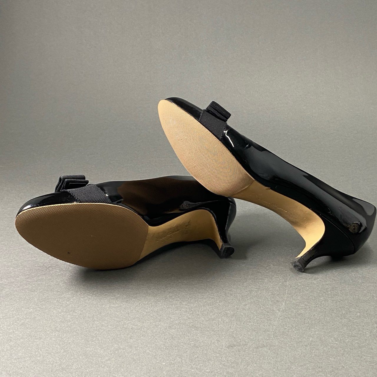 3f26 Salvatore Ferragamo サルヴァトーレフェラガモ ヴァラリボン レザーパンプス サイズ6D ブラック パテントレザー レディ-ス 女性用 靴