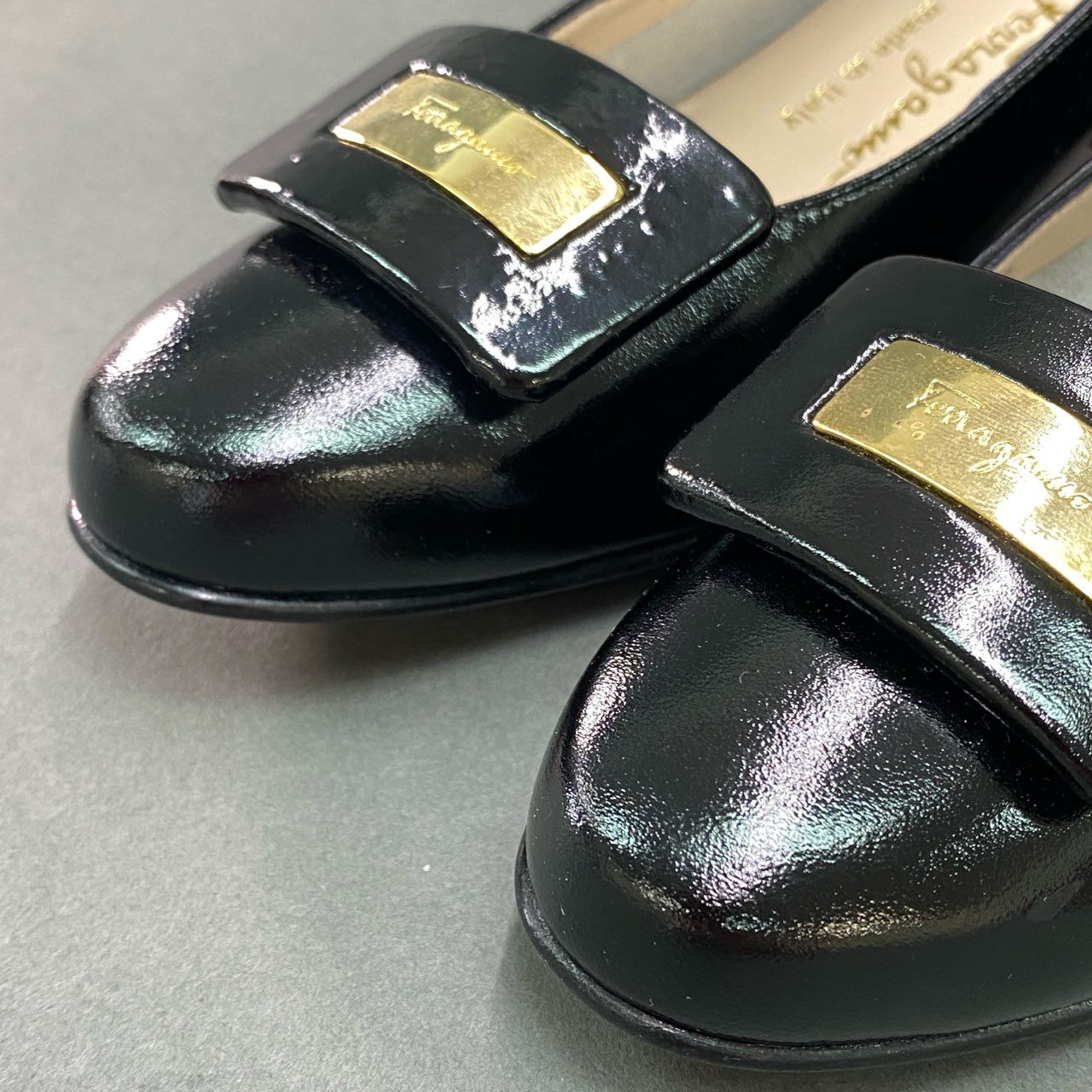 2f4 《未使用品》 Salvatore Ferragamo サルヴァトーレ フェラガモ LAVILLA ロゴプレート レザーパンプス 6 ブラック leather シューズ 箱付き
