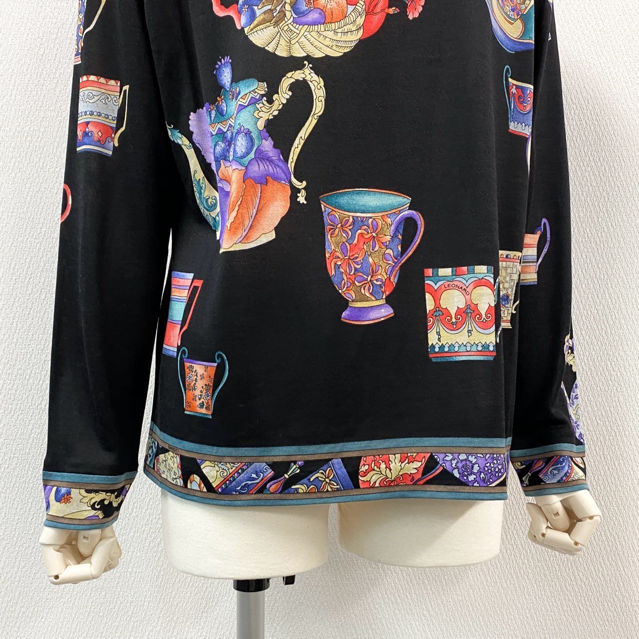 32i9 【美品】 LEONARD レオナール 長袖カットソー ティーカップ 総柄トップス シルク混紡 レディース 女性用 0389100 L ブラック マルチカラーu02t