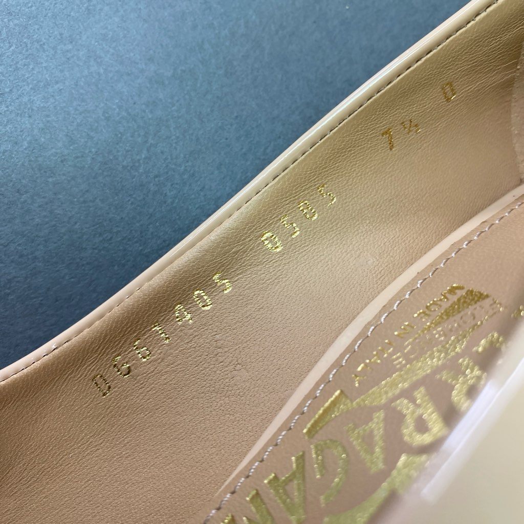 3d3 Salvatore Ferragamo サルヴァトーレ フェラガモ VARA ヴァラリボン エナメルヒールパンプス 7 1/2 ピンクベージュ パテントレザー シューズ イタリア製