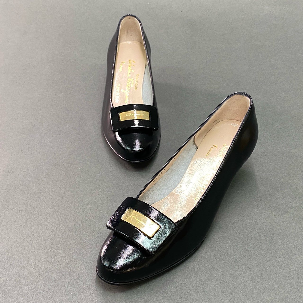 2f4 《未使用品》 Salvatore Ferragamo サルヴァトーレ フェラガモ LAVILLA ロゴプレート レザーパンプス 6 ブラック leather シューズ 箱付き