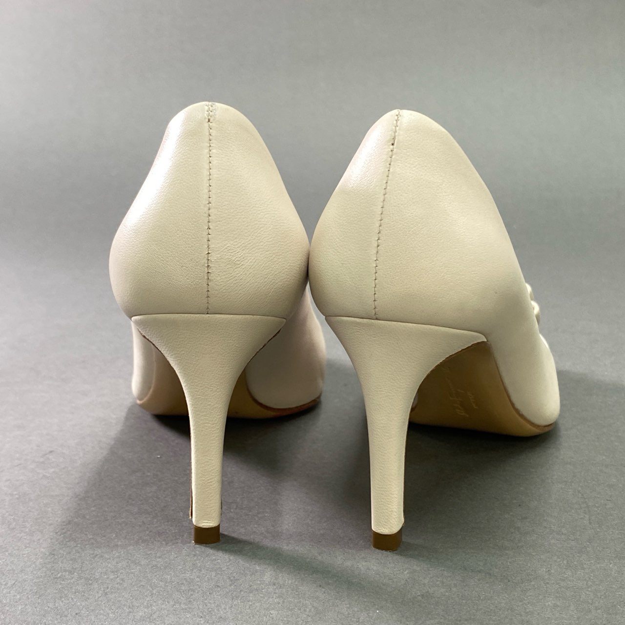 2k11 《美品》 Salvatore Ferragamo サルヴァトーレ フェラガモ VARA ヴァラリボン パンプス 5 約22.5cm アイボリー レザー ZERI 70 イタリア製
