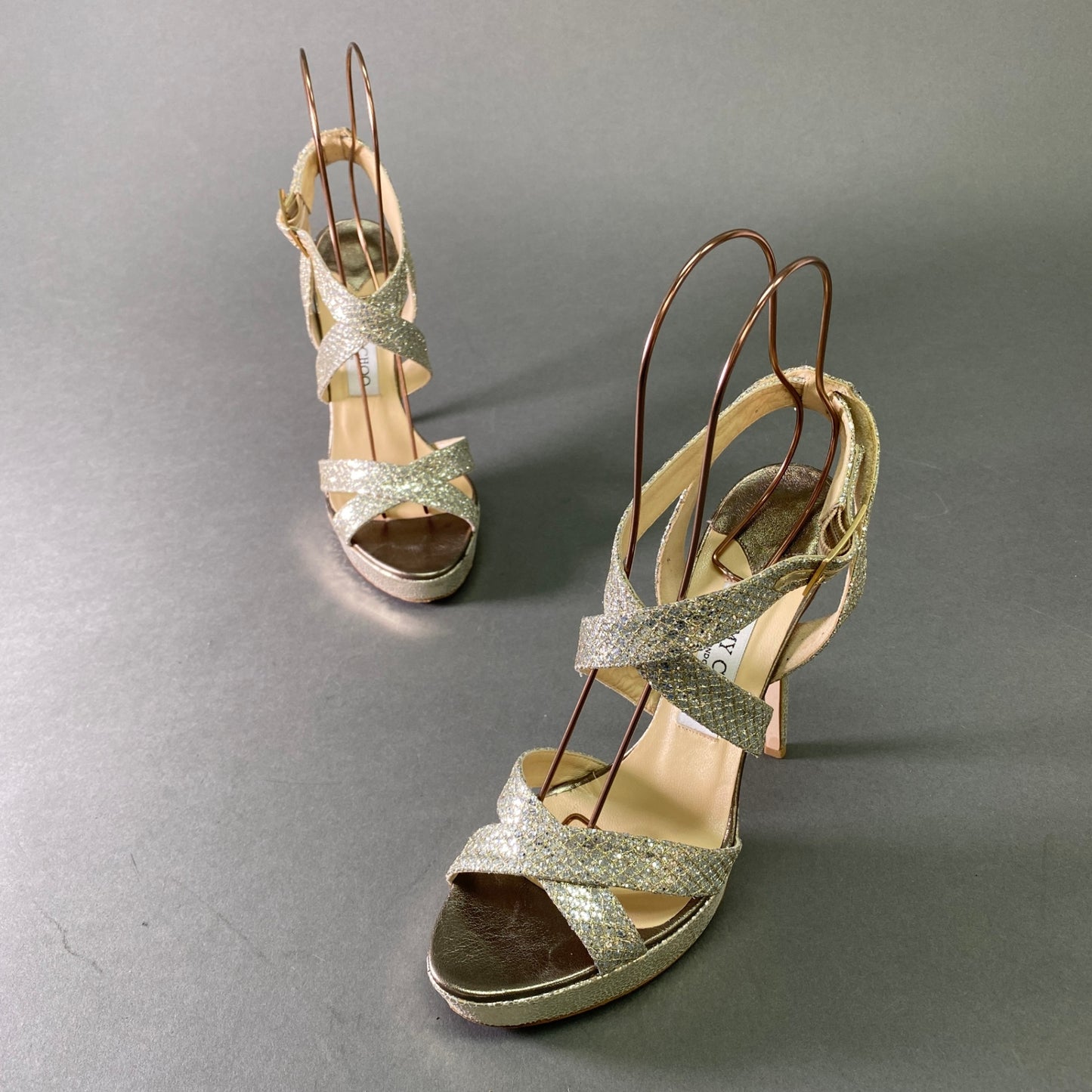 2l25 《美品》 JIMMY CHOO ジミーチュウ グリッター ストラップヒールサンダル 38 1/2 シルバー レザー ラメ パーティ セレモニー パンプス イタリア製