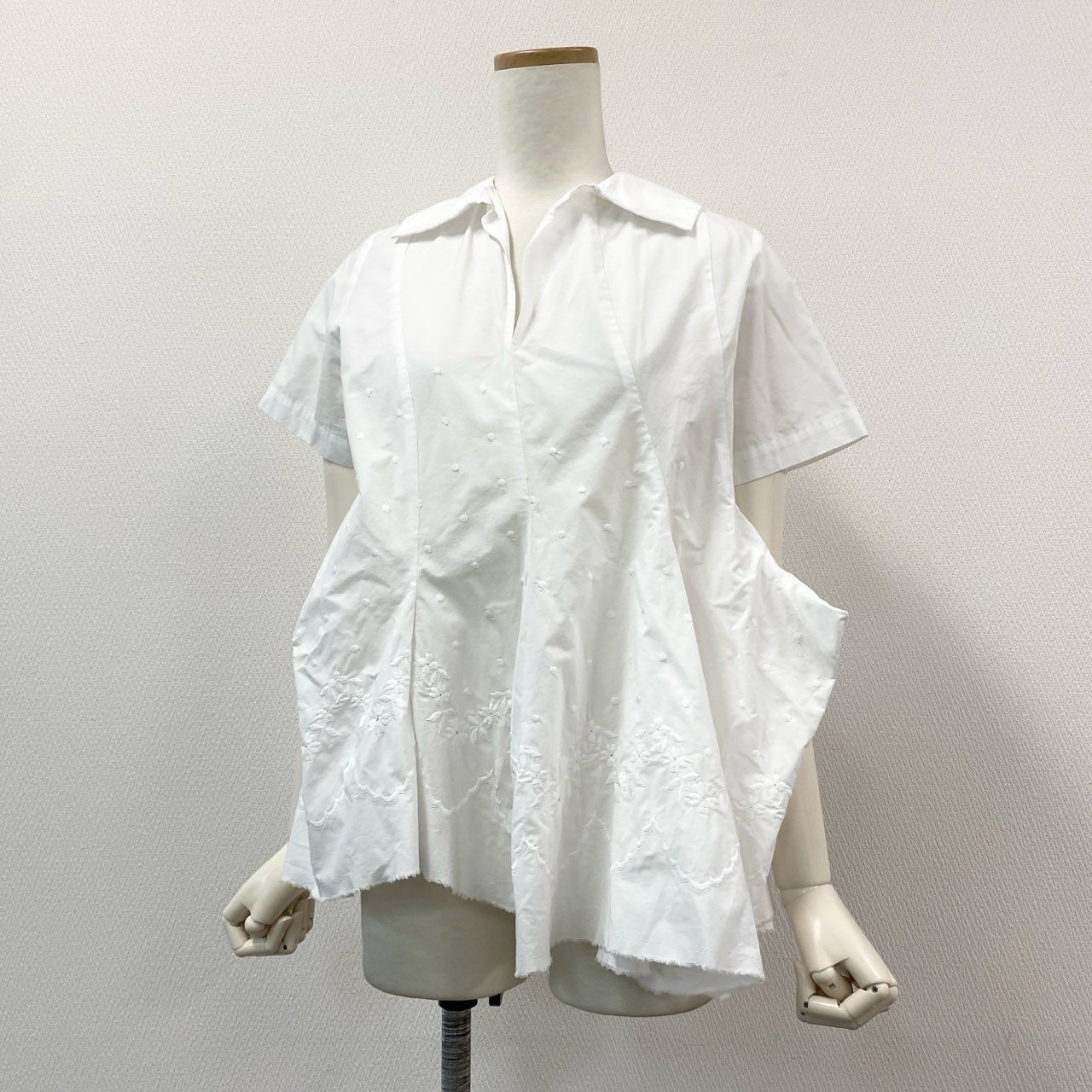 64g18 《美品》 tricot COMME des GARCONS トリコ コムデギャルソン 刺繍デザイン ペプラムシャツ M ホワイト ブラウス AD2020