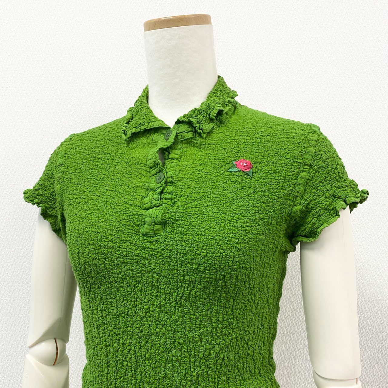 40d28 me ISSEY MIYAKE ミー イッセイミヤケ 胸元バラ刺繍 カリフラワートップス ポロシャツ ブラウス トップス 日本製 MI72FM609 フリーサーズ グリーン