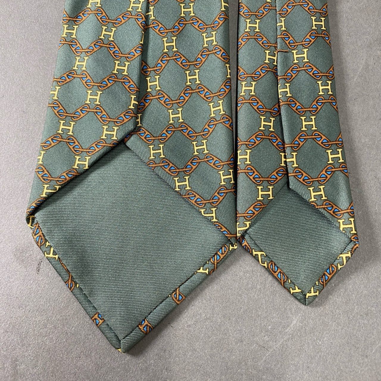 3f12 【美品】 HERMES エルメス カーキ シルク100% Hロゴ × シェーヌダンクル ネクタイ メンズ 紳士