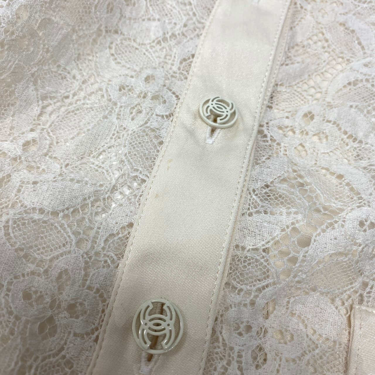 Ce19 CHANEL シャネル 2007年 クルーズライン レースブラウス 長袖シャツ ココマークボタン P29989 サイズ36 オフホワイト レディース 女性服ta1ta1