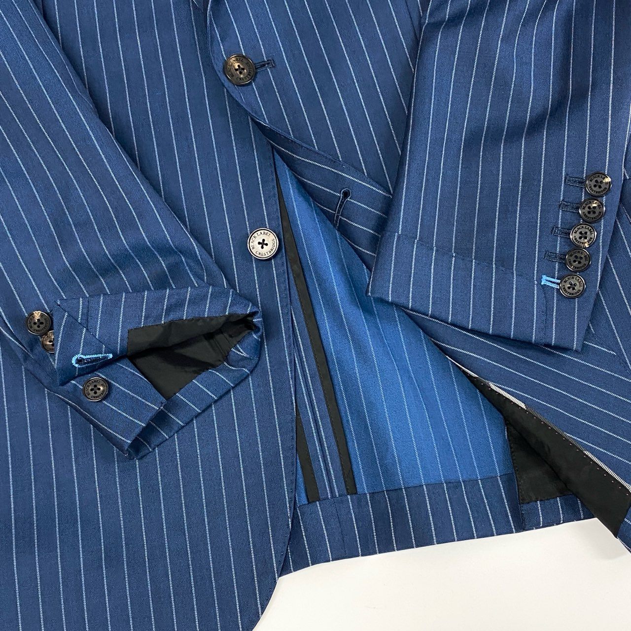 《美品》BLACK LABEL CRESTBRIDGE ブラックレーベルクレストブリッジ スーツセットアップ シングルスーツ 2B 背抜き サイドベンツ ストライプ 51H45-512-26 AB ブルー ホワイト メンズo07t