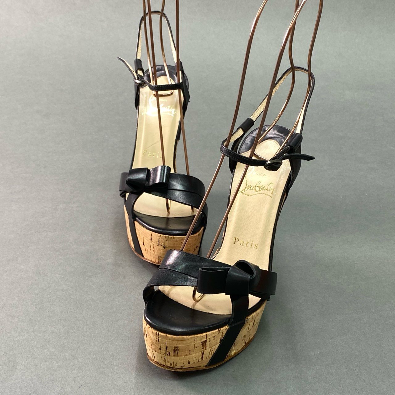 9f4 《美品》 Christian Louboutin クリスチャンルブタン ウェッジコルクソール レザーリボンサンダル 36 1/2 ブラック leather シューズ 保存袋 箱付き