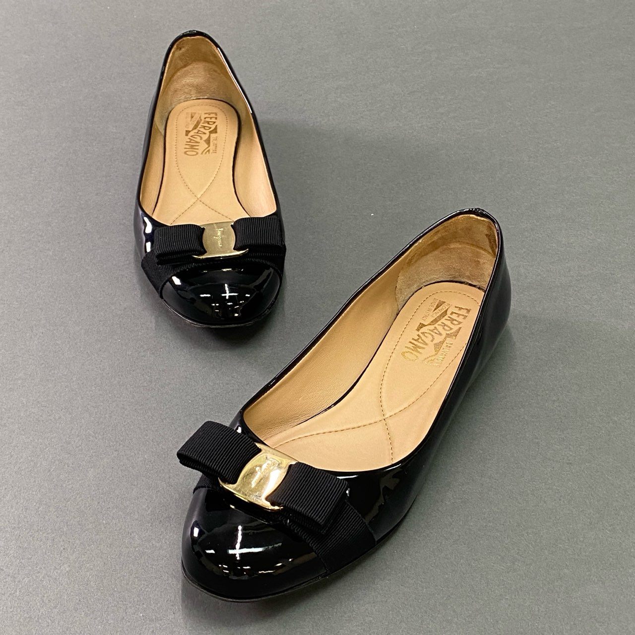 11c19 Salvatore Ferragamo サルヴァトーレ フェラガモ VARINA VARA ヴァラリボン フラットシューズ 7 1/2 ブラック パテントレザー エナメル バレエシューズ イタリア製