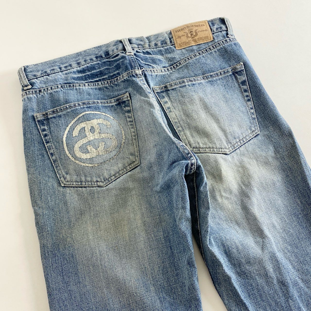 59g26 STUSSY ステューシー デニムパンツ ジーンズ ボトムス ロゴプリント 34 インディゴ コットン