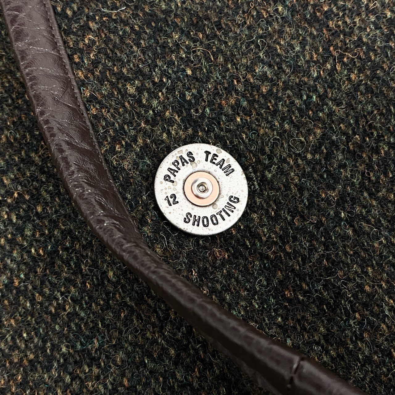 51f3 Papas パパス Harris Tweed ハリスツイード ノーカラー ツイードジャケット オーバーサイズ レザーパイピング アウター 50 L グリーン カーキ系 ウール 牛革