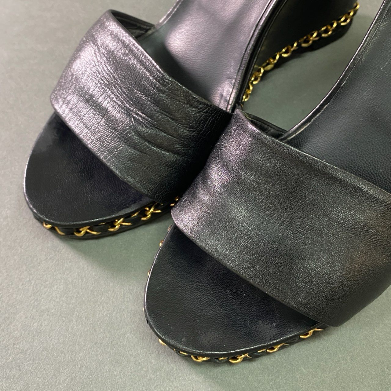 7b12 CHANEL シャネル ウェッジソール レザーサンダル オープントゥ チェーン装飾 ココマーク イタリア製 レディース 39 ブラック 本革