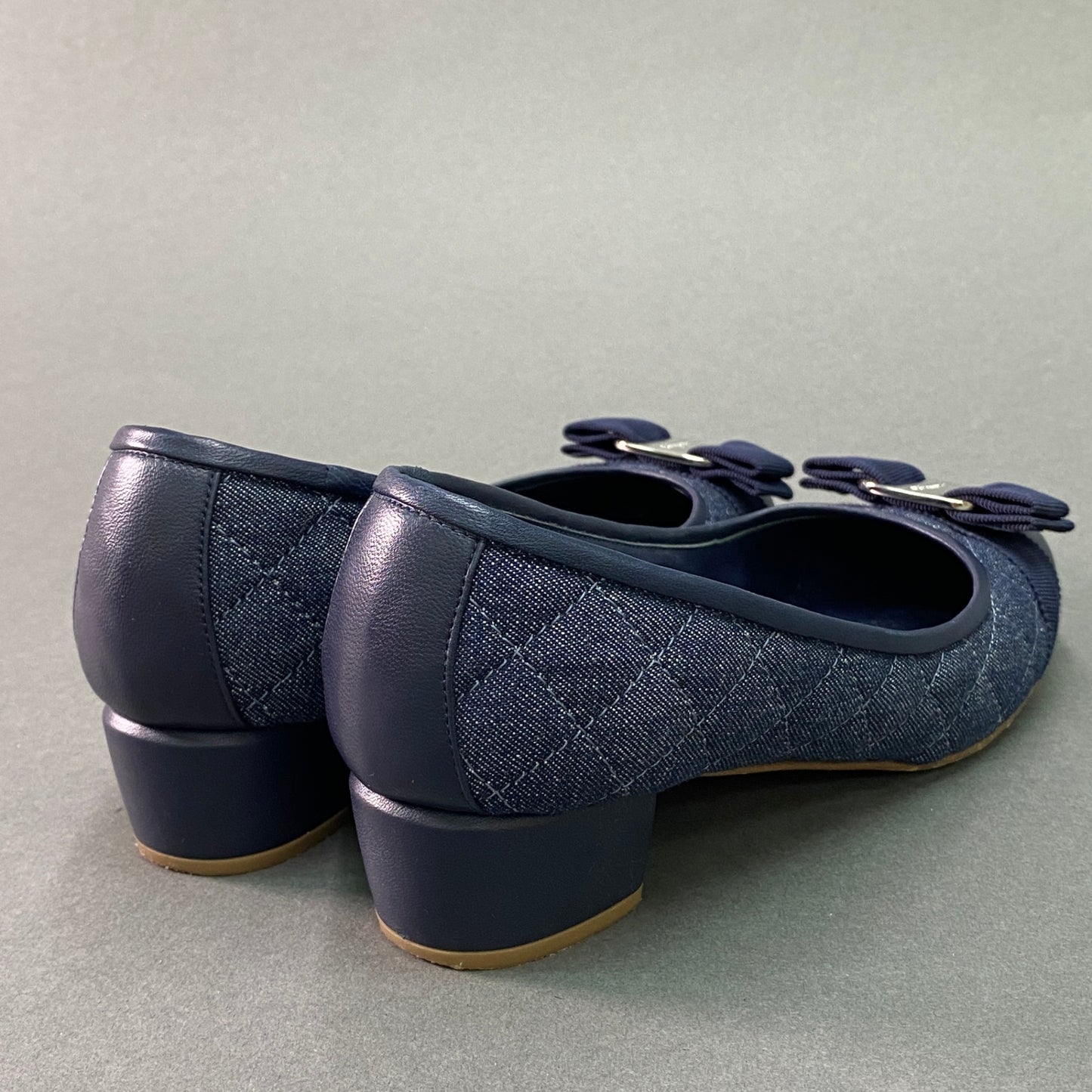 g29《美品》 Salvatore Ferragamo サルヴァトーレ フェラガモ VARA O DEN ヴァラリボン デニムパンプス 6 1/2 ネイビー ブルー シューズ 箱 保存袋有t18r