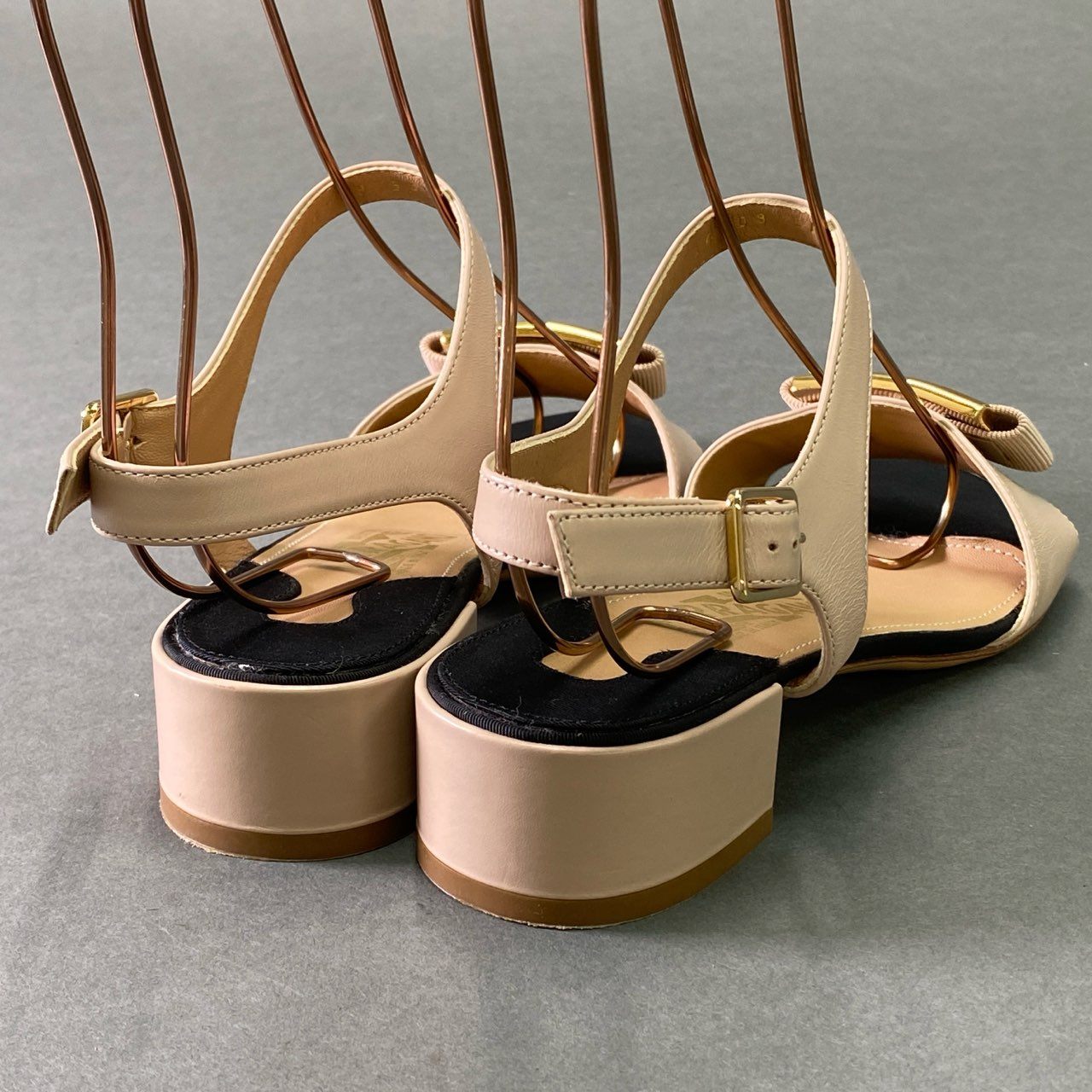 2f8 《美品》 Salvatore Ferragamo サルヴァトーレ フェラガモ VARA ヴァラリボン ストラップサンダル 6 1/2 ピンク ブラック シューズ イタリア製 夏