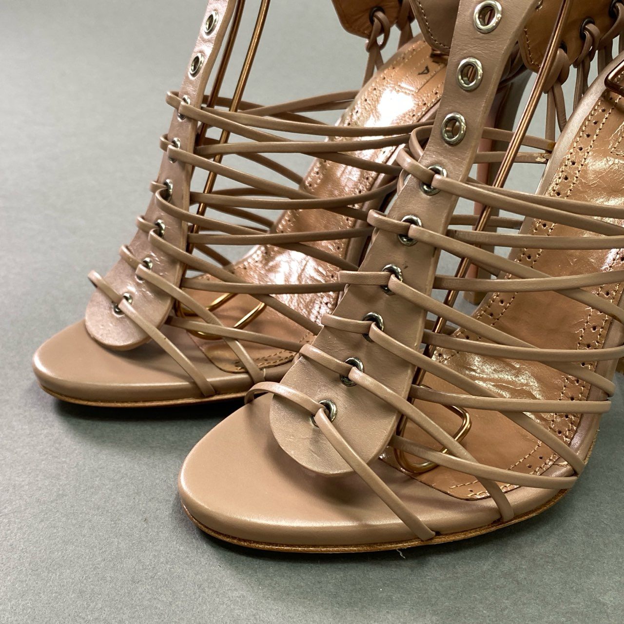 7k9 《未使用》定価¥190,300 ALAIA PARIS アライア レースアップ レザーヒールサンダル 36 ピンクベージュ leather 箱付き シューズ イタリア製 編み込み グラディエーター