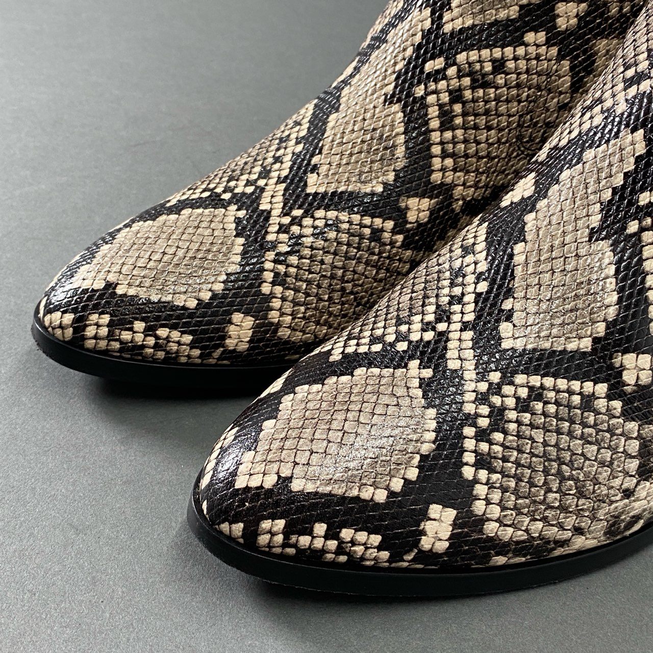 3i27 《美品》 TOD'S トッズ イタリア製 パイソン ウエスタンショートブーツ チャンキーヒール 37 1/2 ベージュ