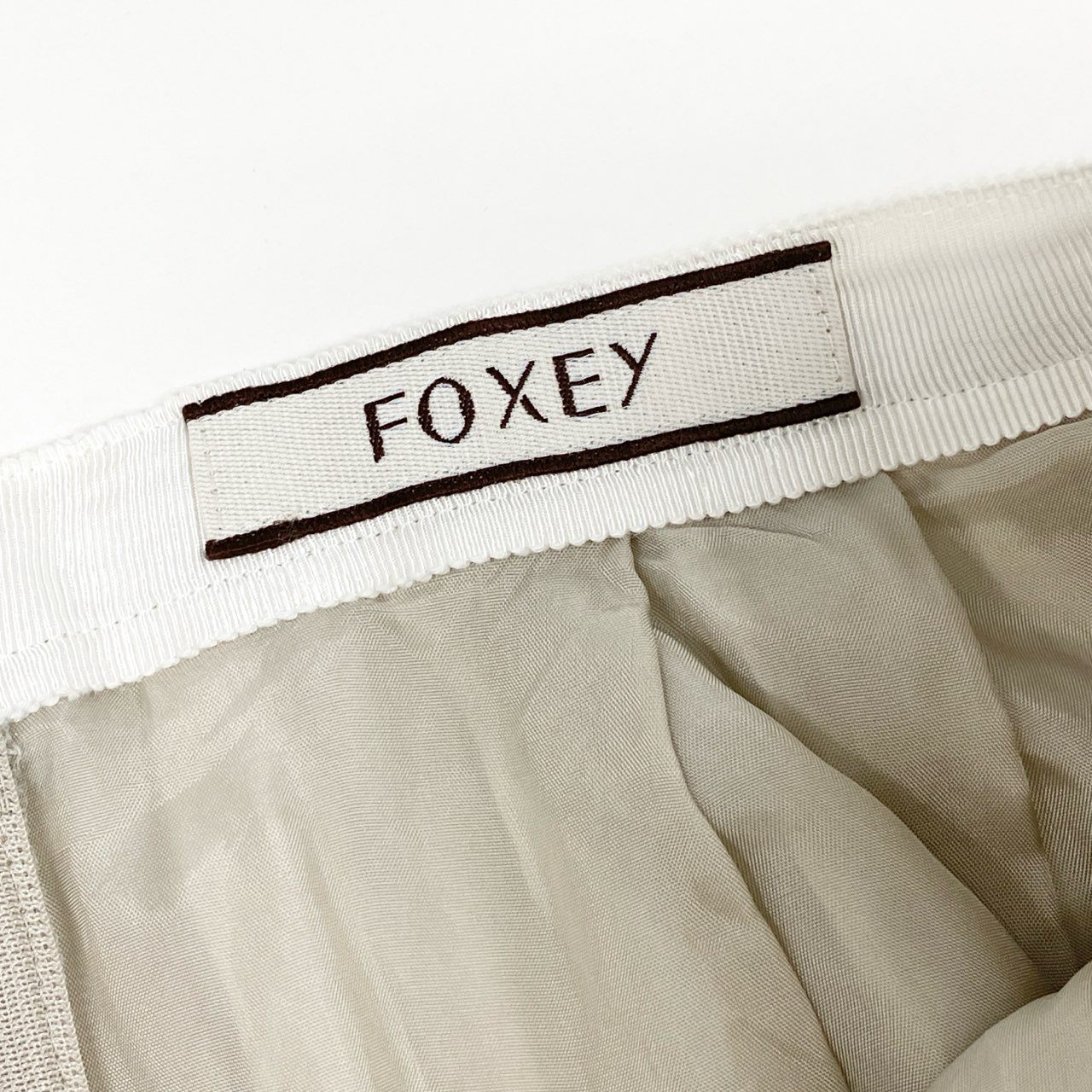 24d3 《新品タグ付き》 FOXEY フォクシー フレアスカート 膝丈スカート ウエストロゴプレート 35398 サイズ38 アイボリー系 レディース 日本製