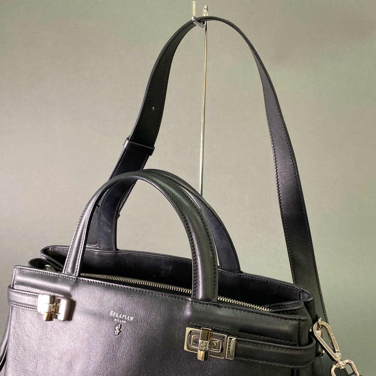 Hl10 定価¥129,249 SERAPIAN セラピアン 2WAY サイドストラップ トートバッグ ブラック レザー シルバー金具 カバン