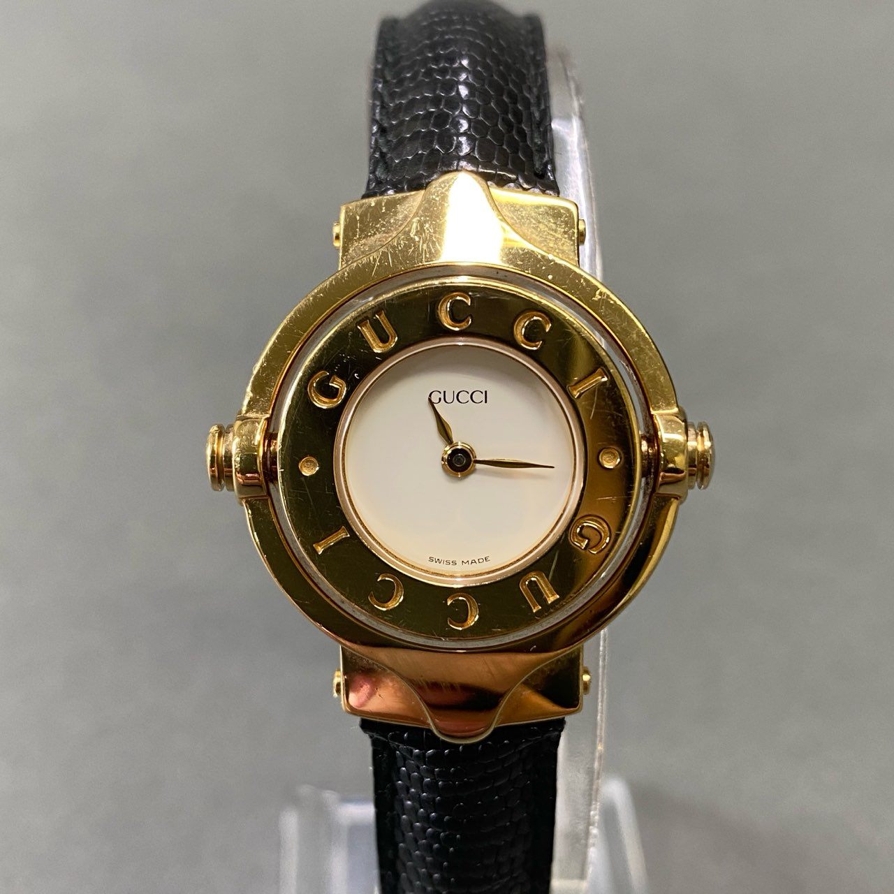 g29 GUCCI グッチ ターンフェイス バングルウォッチ クォーツ腕時計 回転式 リバーシブル アナログ ブラック ゴールド レザーベルト