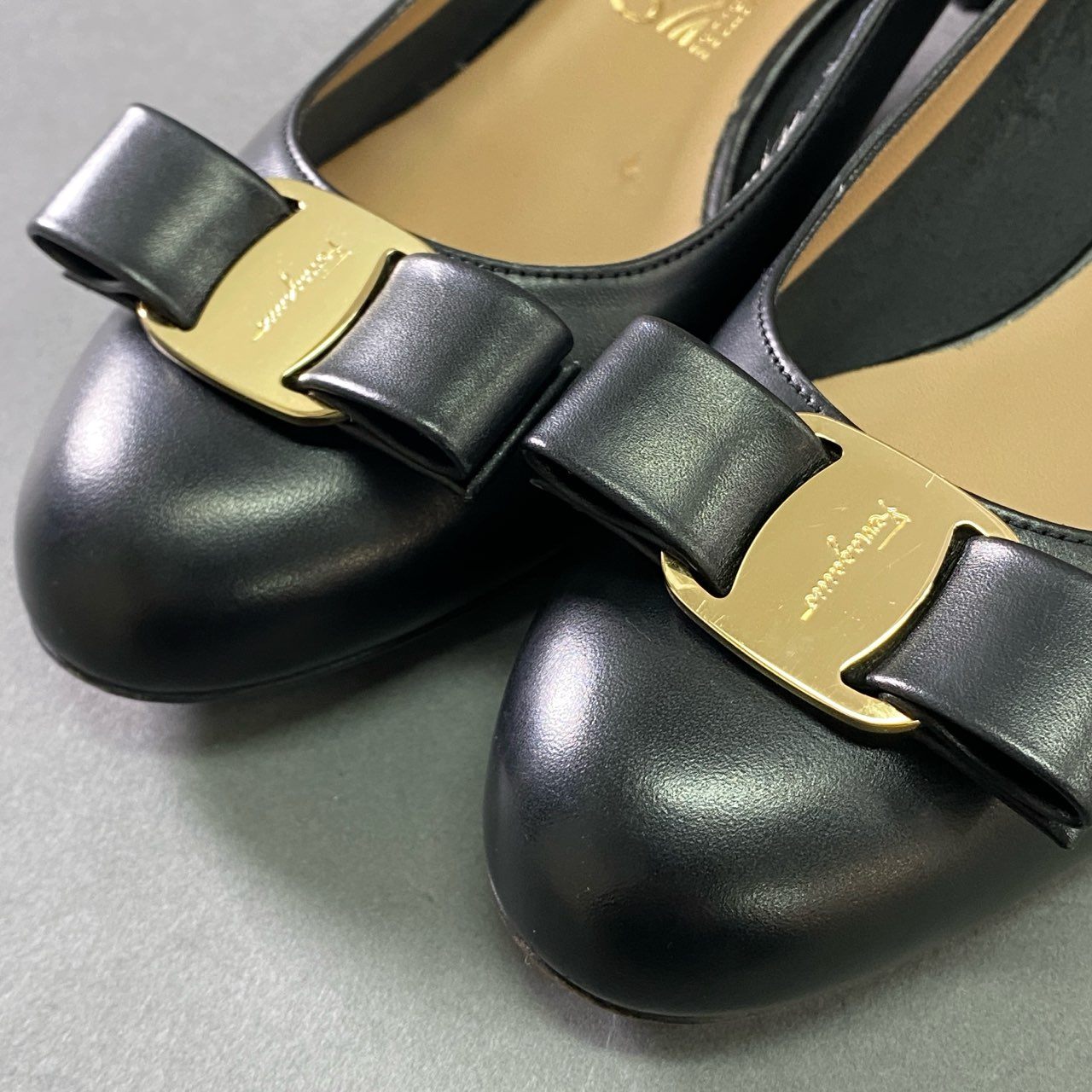 5a27 Salvatore Ferragamo サルヴァトーレフェラガモ VARA 1 ヴァラリボン ヒールパンプス シューズ イタリア製 6 1/2 ブラック レザー