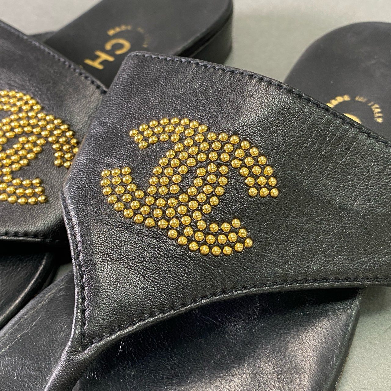 7d16 CHANEL シャネル スタッズココマーク トングサンダル 34 1/2 ブラック レザー シューズ 夏 イタリア製