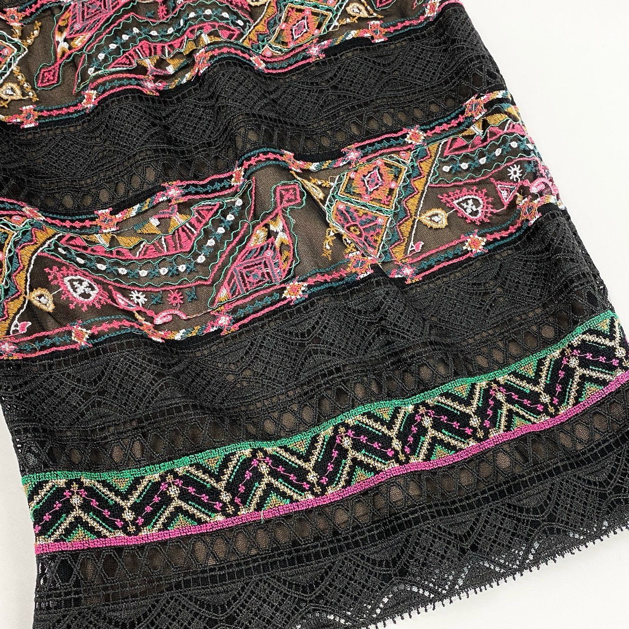 81h7《美品》 TADASHI SHOJI タダシショージ 半袖ワンピース 膝丈ワンピース レース刺繍 タイトスカート 0 ブラック マルチカラー レディースk02i